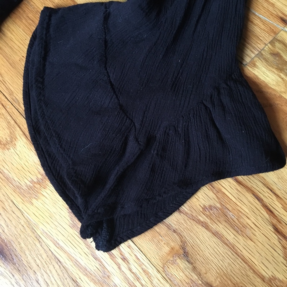 Belle sleeve black button front top 🖤 - Picture 4 of 8
